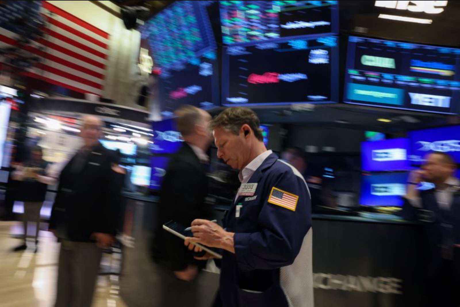 S&P 500 Climbs to Intraday Record as De-escalation Hopes and Earnings Lift Risk Appetite