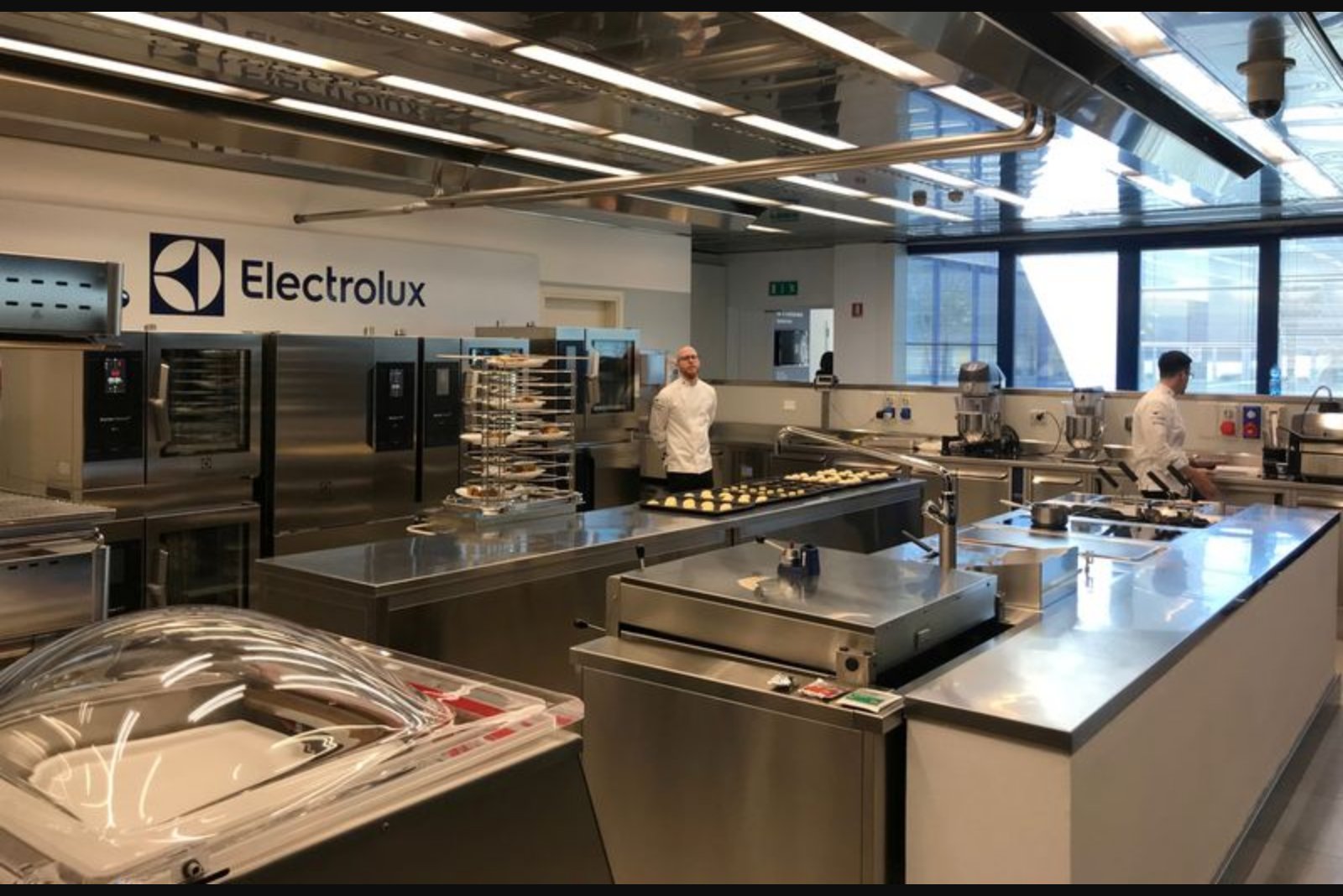 Electrolux stock plunges after surprise quarterly loss, $1 billion rights issue and Midea partnership announced