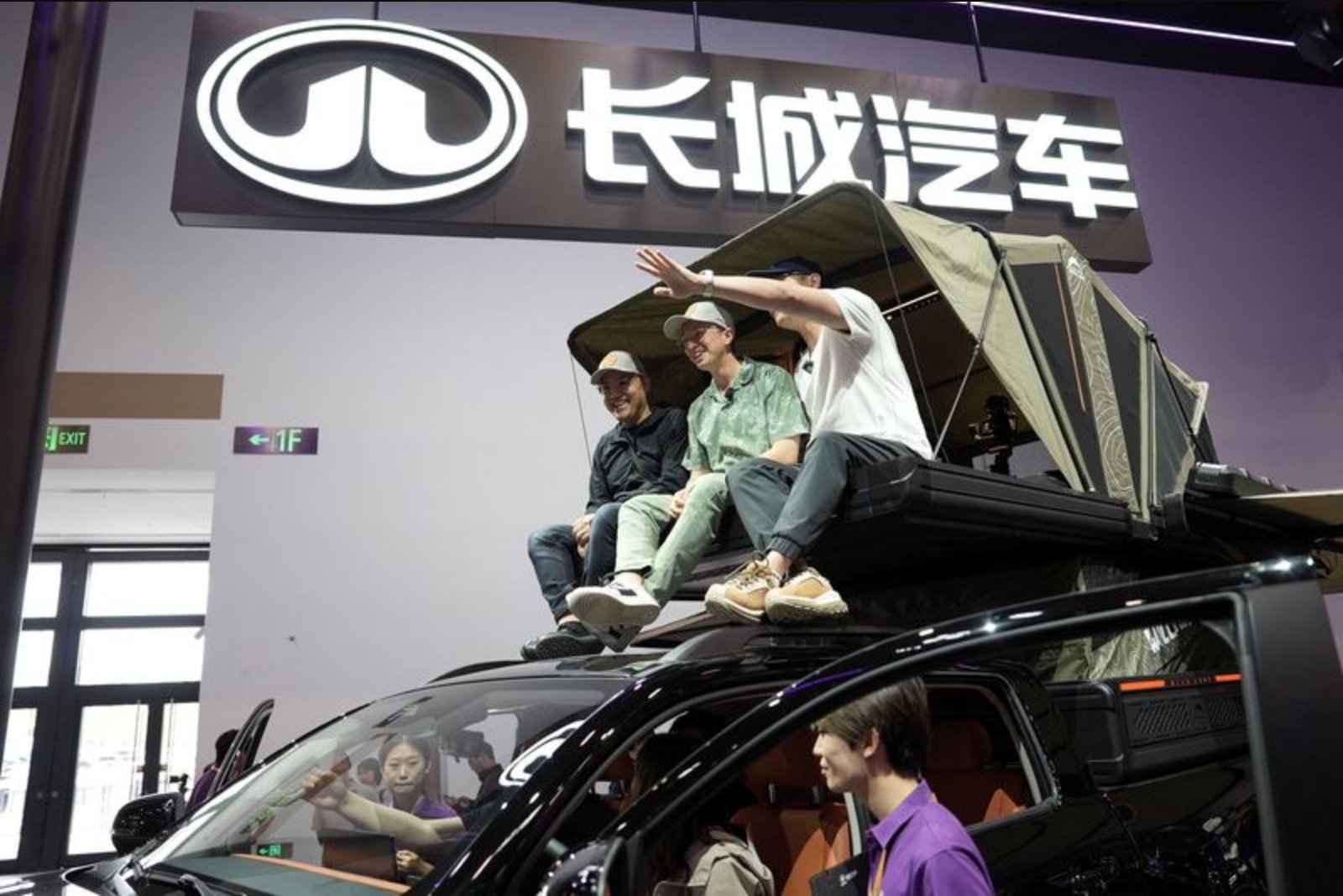 American YouTuber Leads Foreign Visitors Through China’s High-Tech EV Showcase