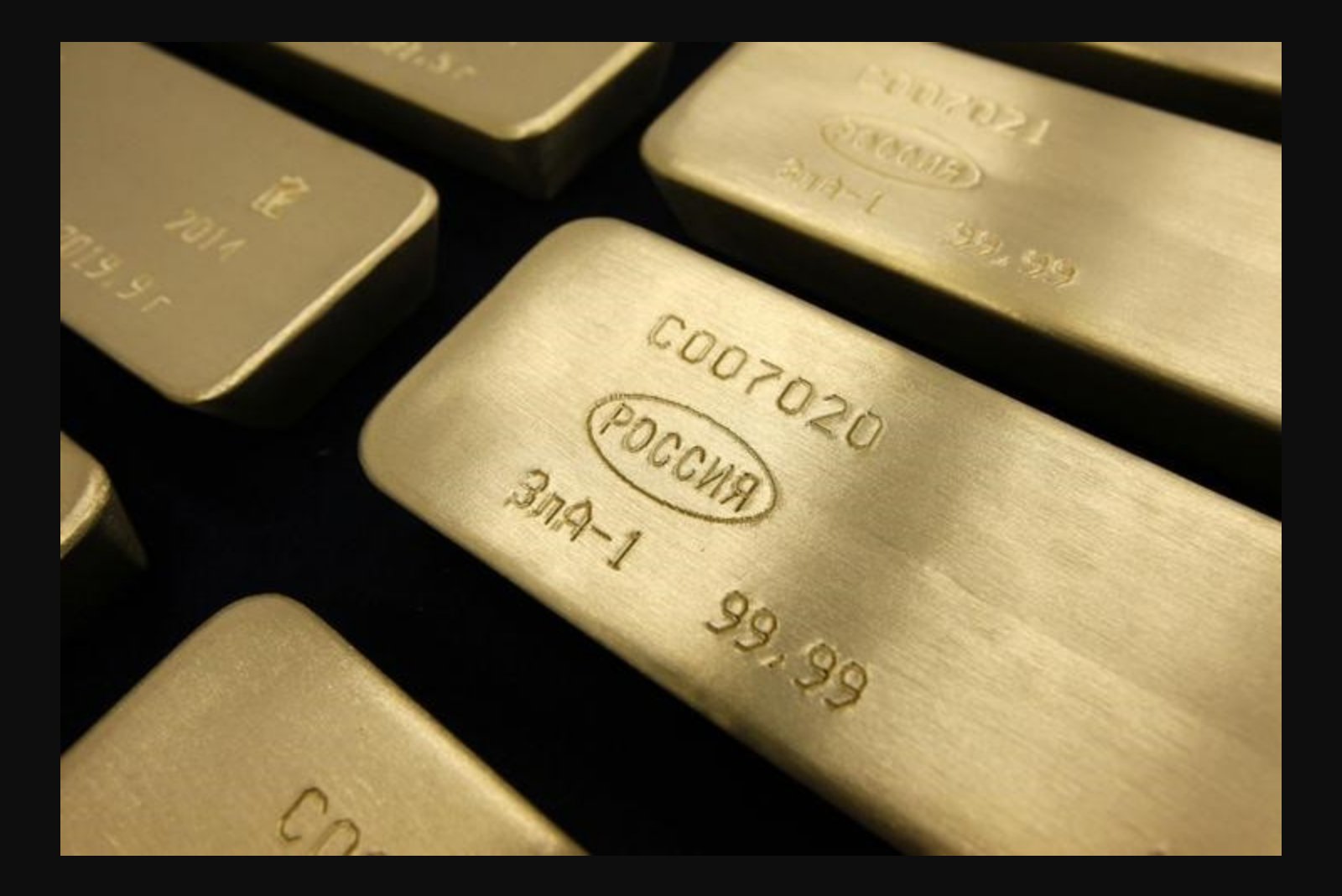 Gold Holds Narrow Range as Dollar Wavers Amid Iran Talks and Fed Focus