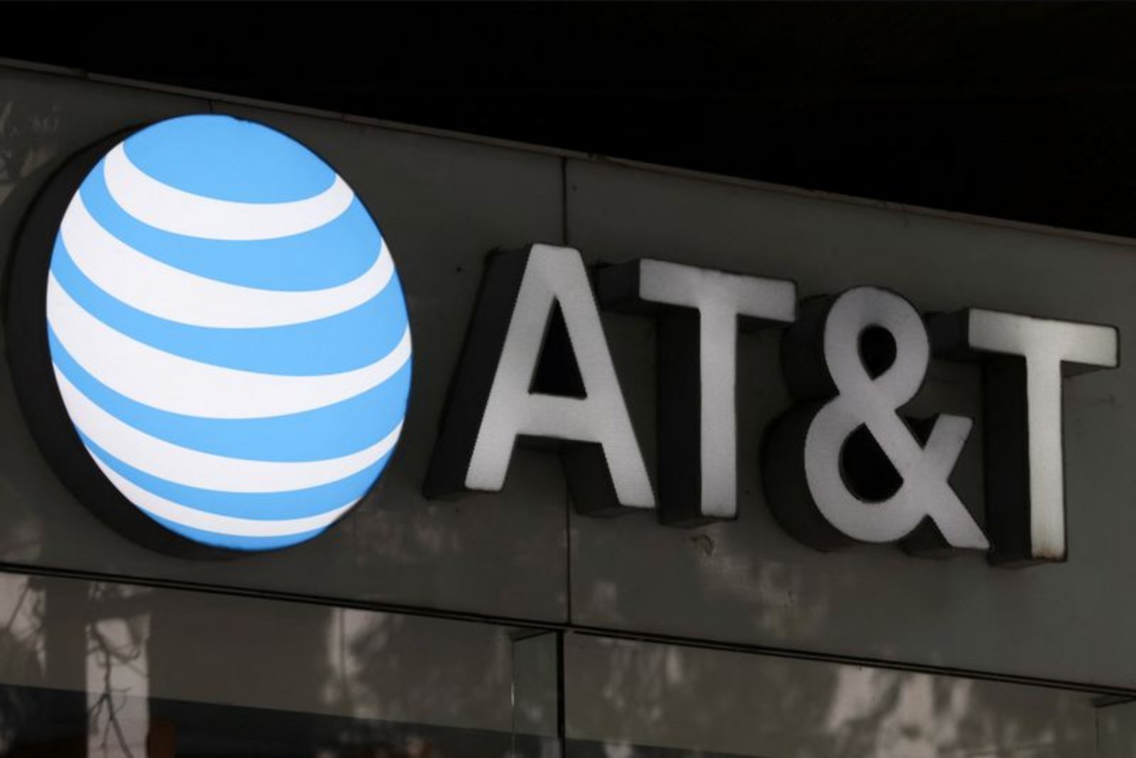 AT&T Adds More Wireless Customers Than Forecast as Bundles and Pricing Moves Gain Traction