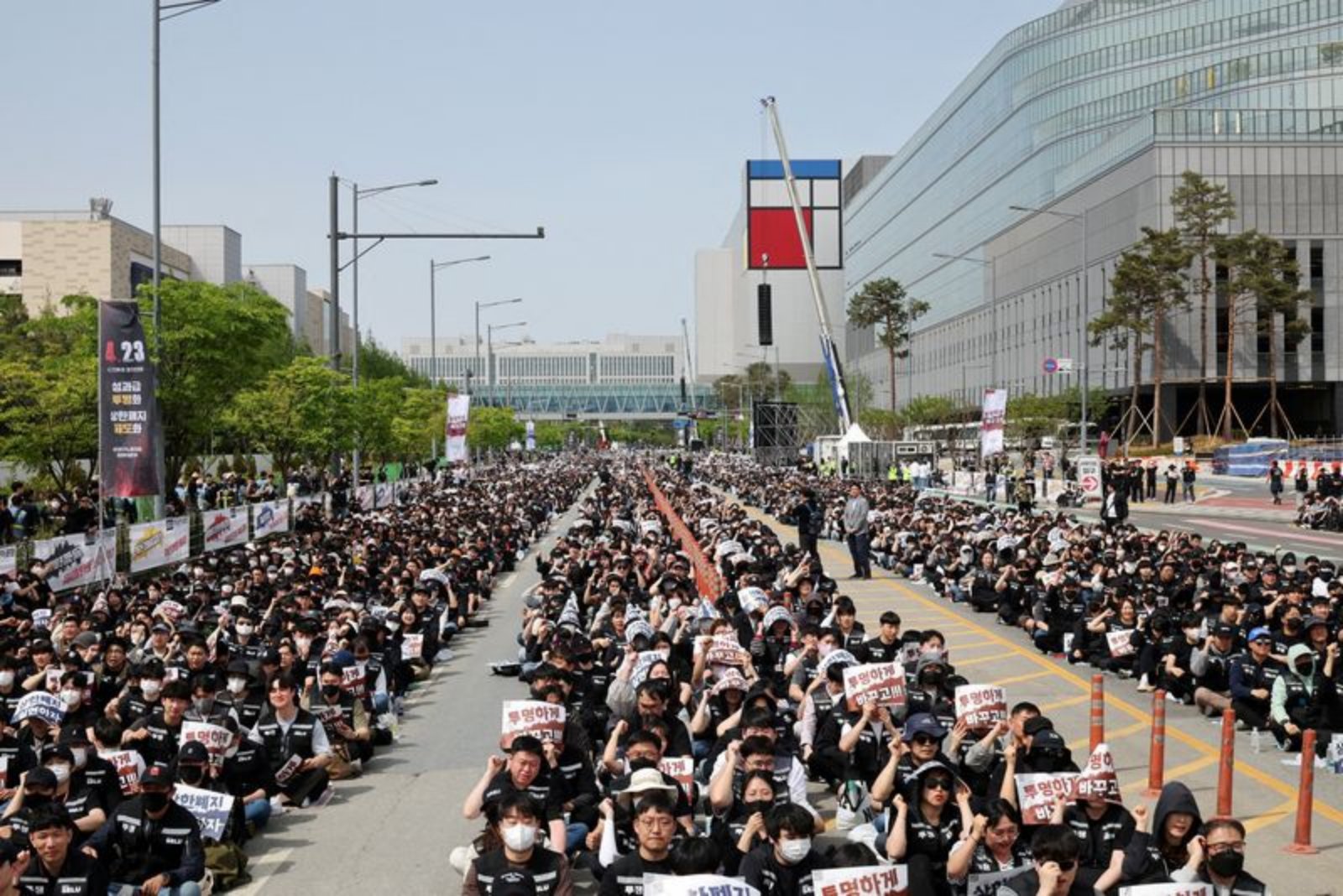 Samsung Faces Largest-Ever Chip Worker Walkout Over Bonus Cap Dispute