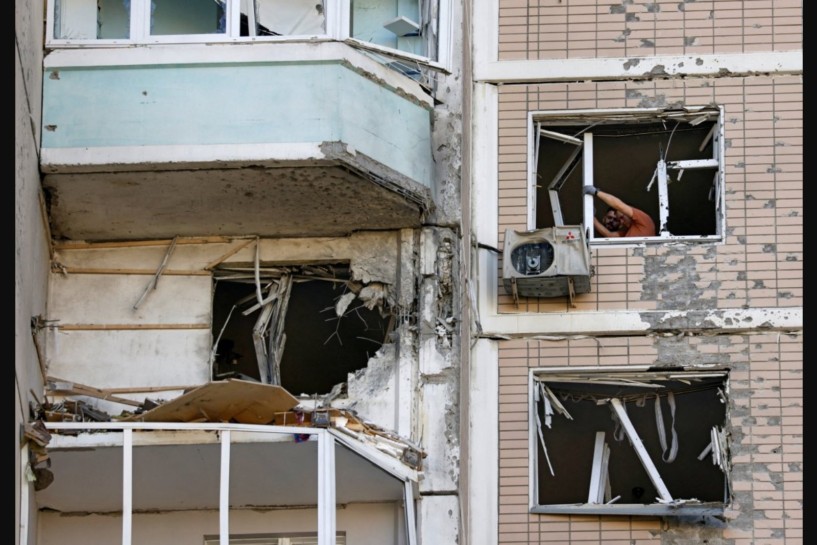 Russian Strike Damages Izmail Port Infrastructure as Kyiv Launches Drones Toward Moscow