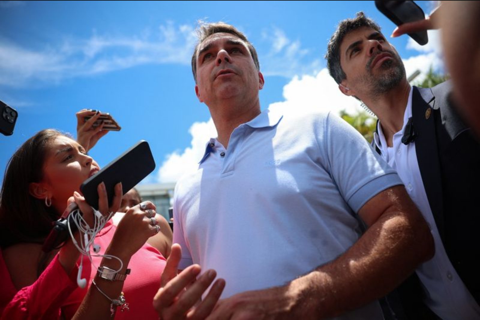 Poll Gains Let Flavio Bolsonaro Delay Economic Team as Conservative Field Expands