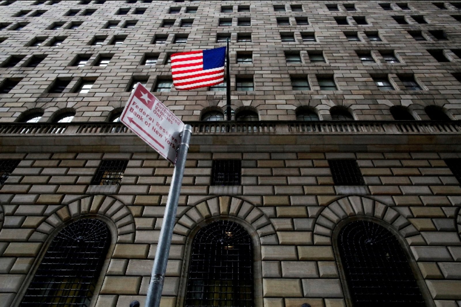 NY Fed official says existing rate-control tools can function with fewer bank reserves