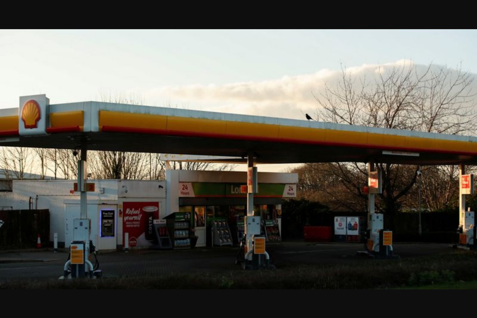 Shell flags hit to gas output and near-term liquidity, cites stronger oil trading as partial offset