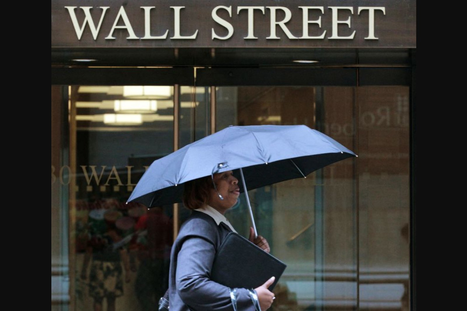 Wall Street Futures Retreat as US-Iran Talks Stall, Oil Surges Above $100