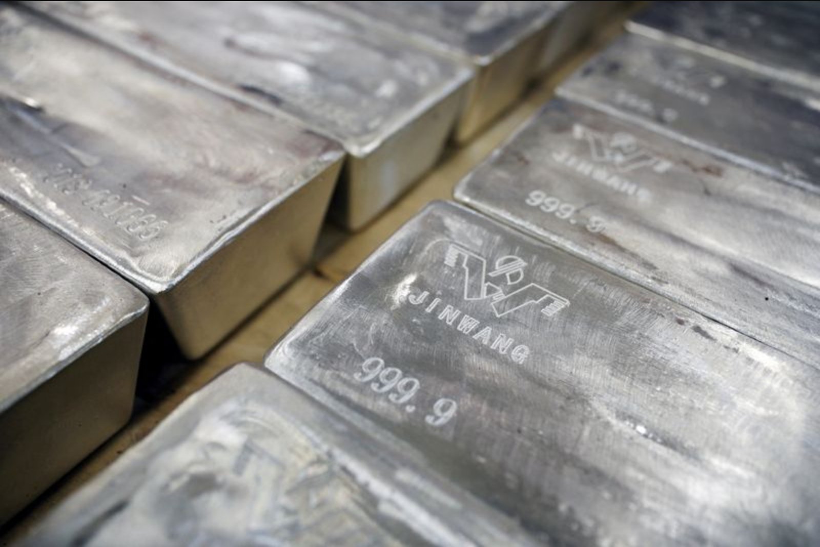 Silver on Track for Sixth Consecutive Deficit as Stock Drawdown Heightens Squeeze Risk