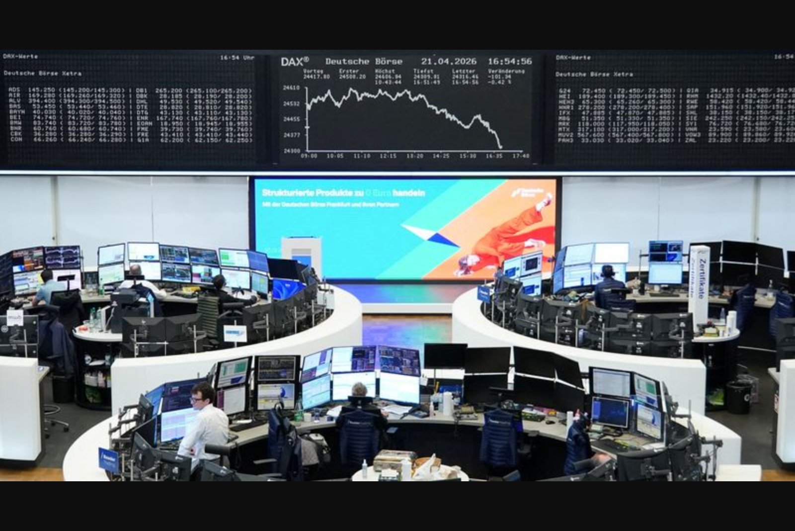 European Stocks Slip as Strait of Hormuz Tensions and Earnings Reports Weigh on Markets