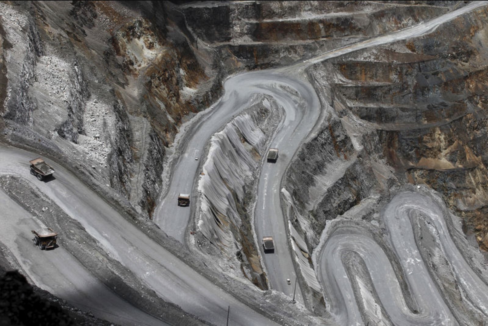 London Miners Slide as Gold and Copper Retreat on Renewed Iran Tensions