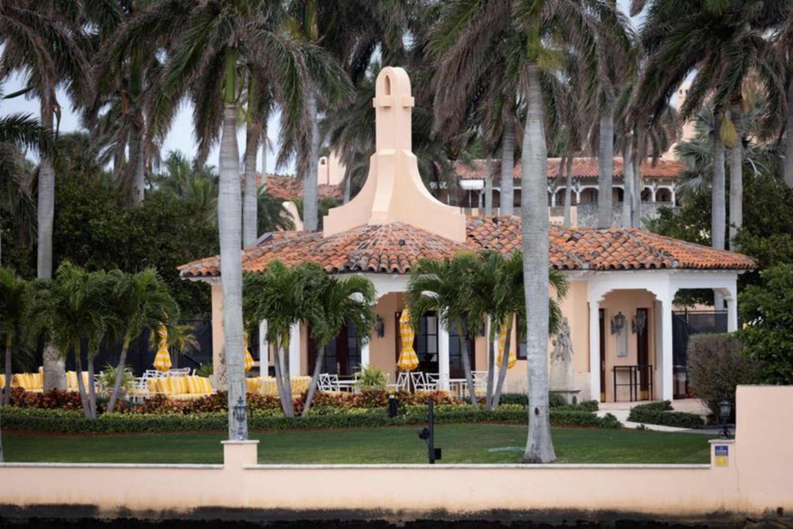 Trump to Host Top $TRUMP Holders at Mar-a-Lago as Token Sits Near Its Lows