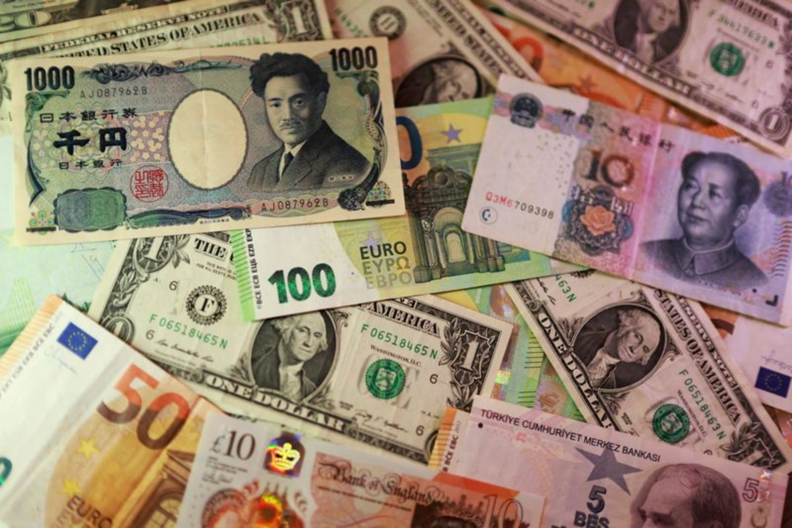 Dollar Climbs to 160 Yen as Tokyo's Intervention Threshold Looms