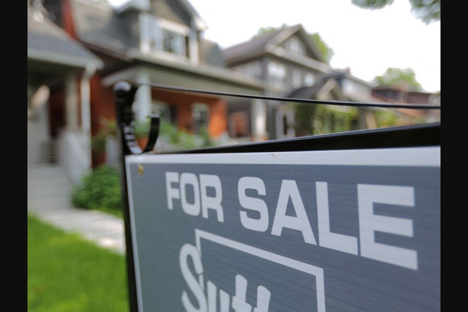 Canada’s Prudential Watchdog Flags Blanket Condo Appraisals as Housing Values Fall