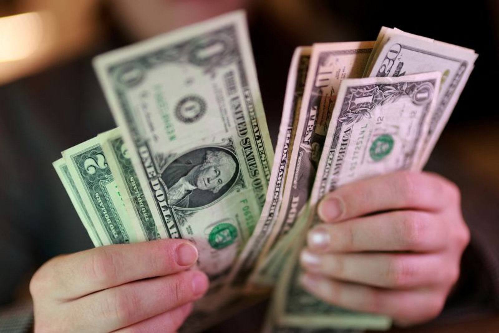 Dollar Falls as Two-Week Iran Ceasefire Spurs Risk-On Market Move