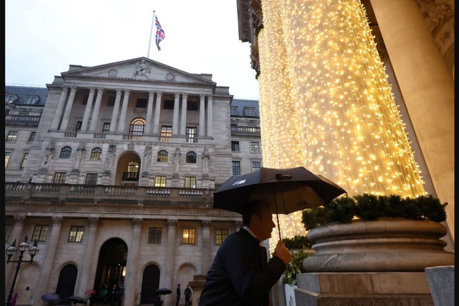Economists See Bank of England Keeping Rates Unchanged Through 2026 Amid Inflation Upside