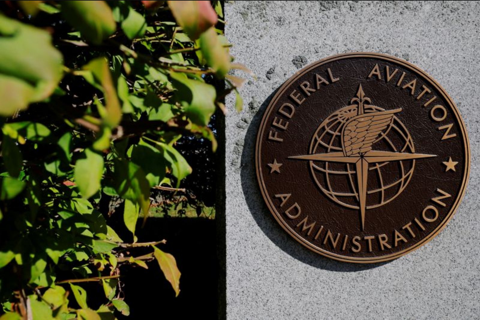 FAA Opens Inquiry After Near Miss Between Two Passenger Jets at JFK