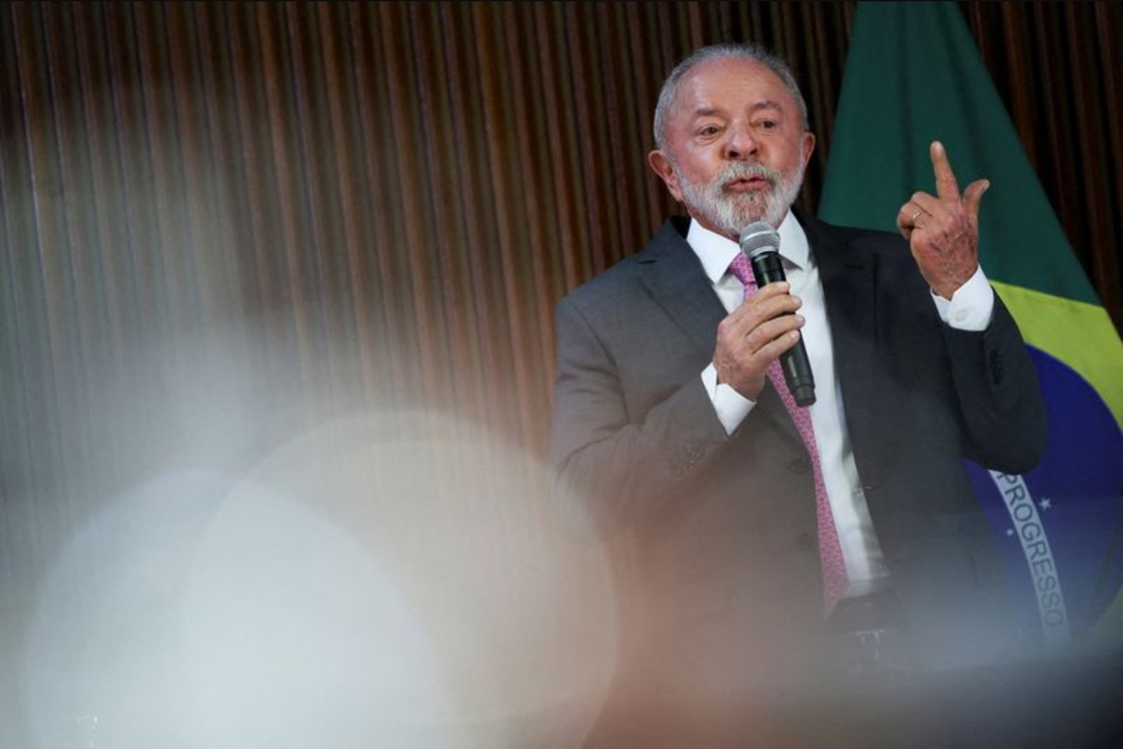 Lula and Flavio Bolsonaro Locked in Statistical Tie Ahead of Runoff Simulations