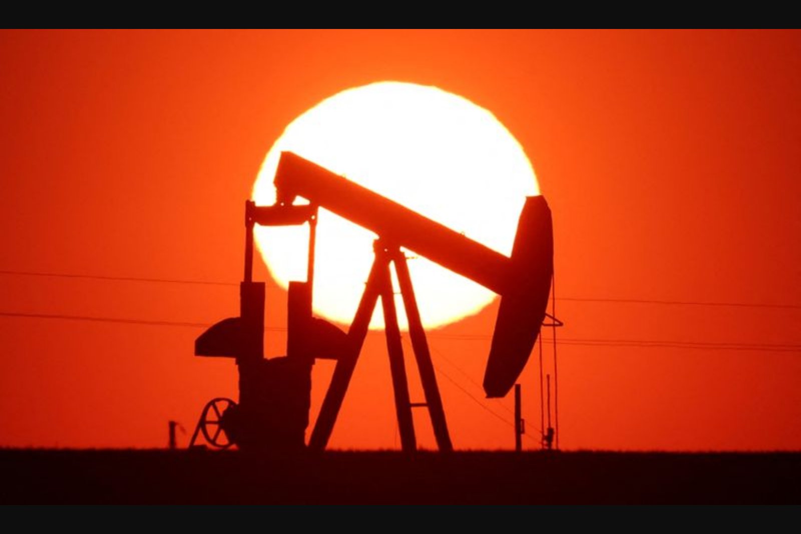 Oil futures close mixed after volatile day; strong weekly gains on supply concerns