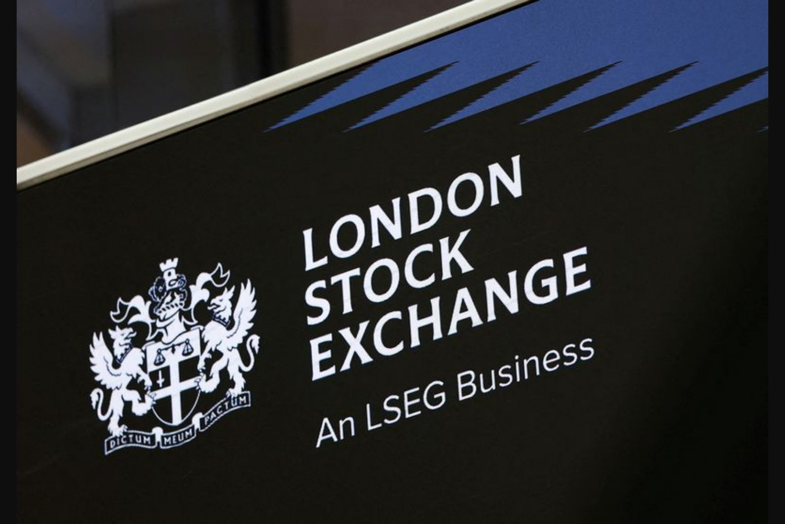 UK Equities Slip as Hopes for Swift US-Iran Truce Fade and BoE Flags Downside Risks