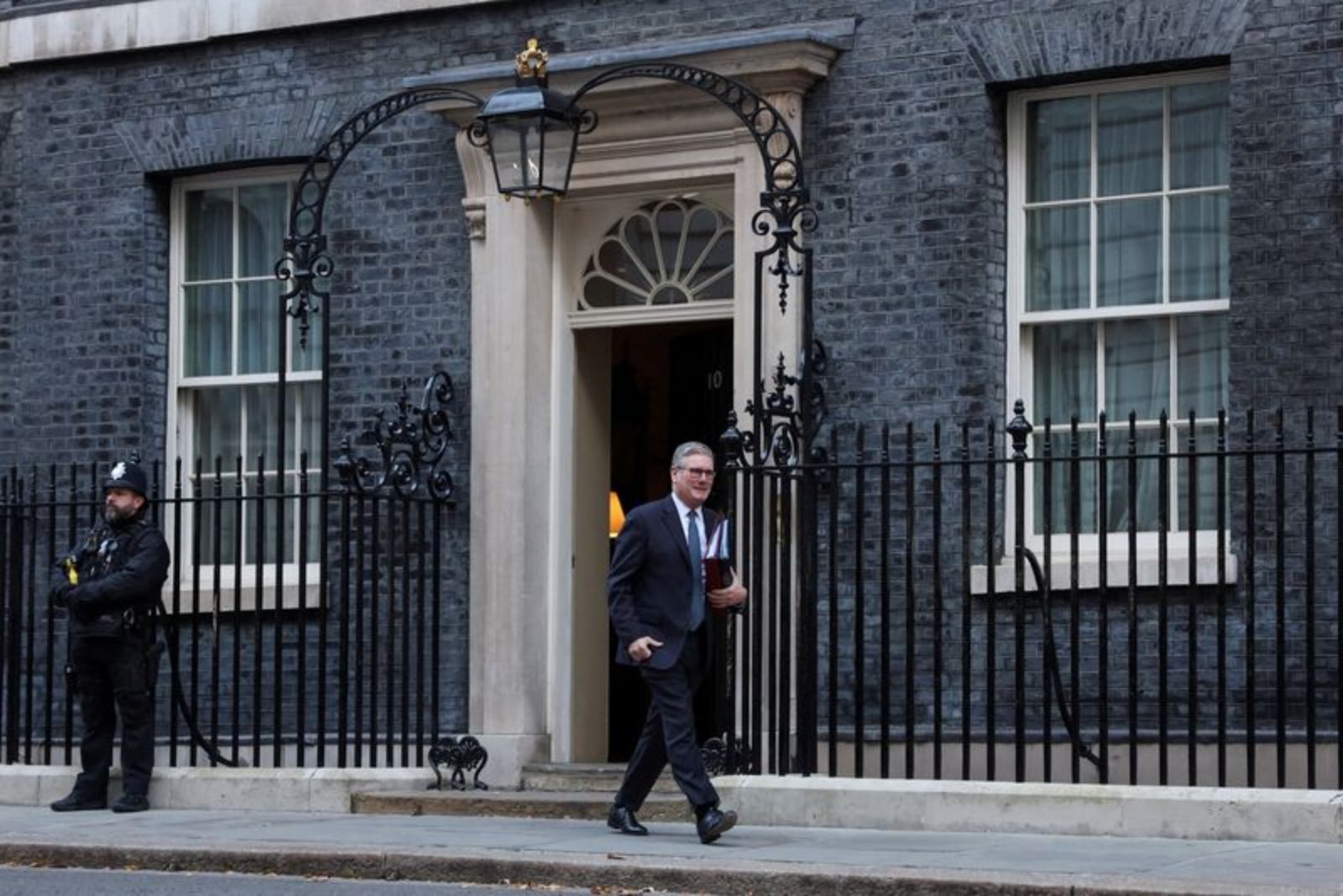 Starmer Confronted with Resignation Demands After Ex-Ambassador Failed Vetting