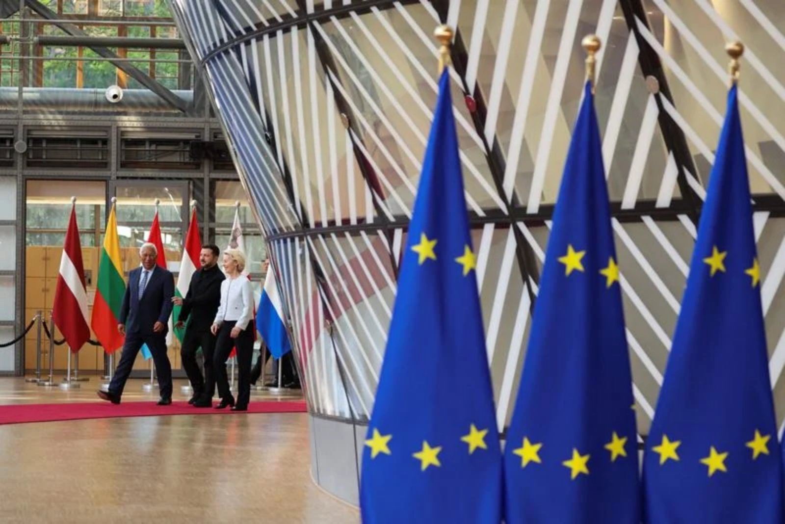 EU Leaders Split on Direct Talks with Russia as Kyiv Advances on EU Path