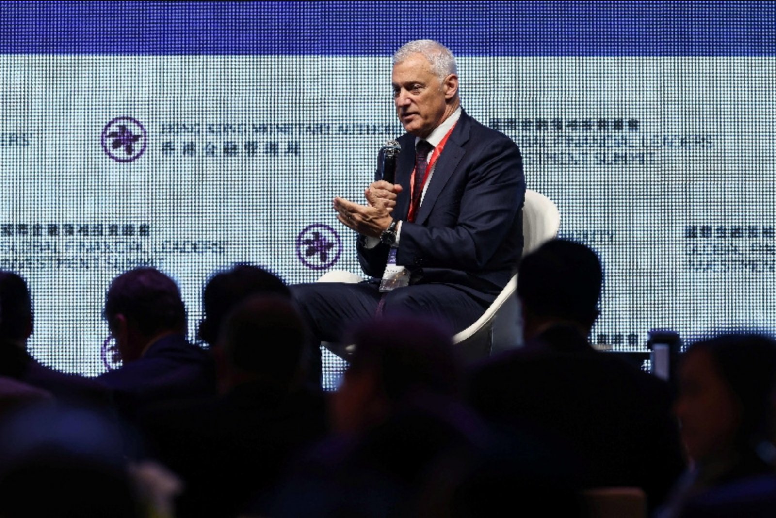 Warsh Inherits High Inflation and Political Pressure, Standard Chartered CEO Says
