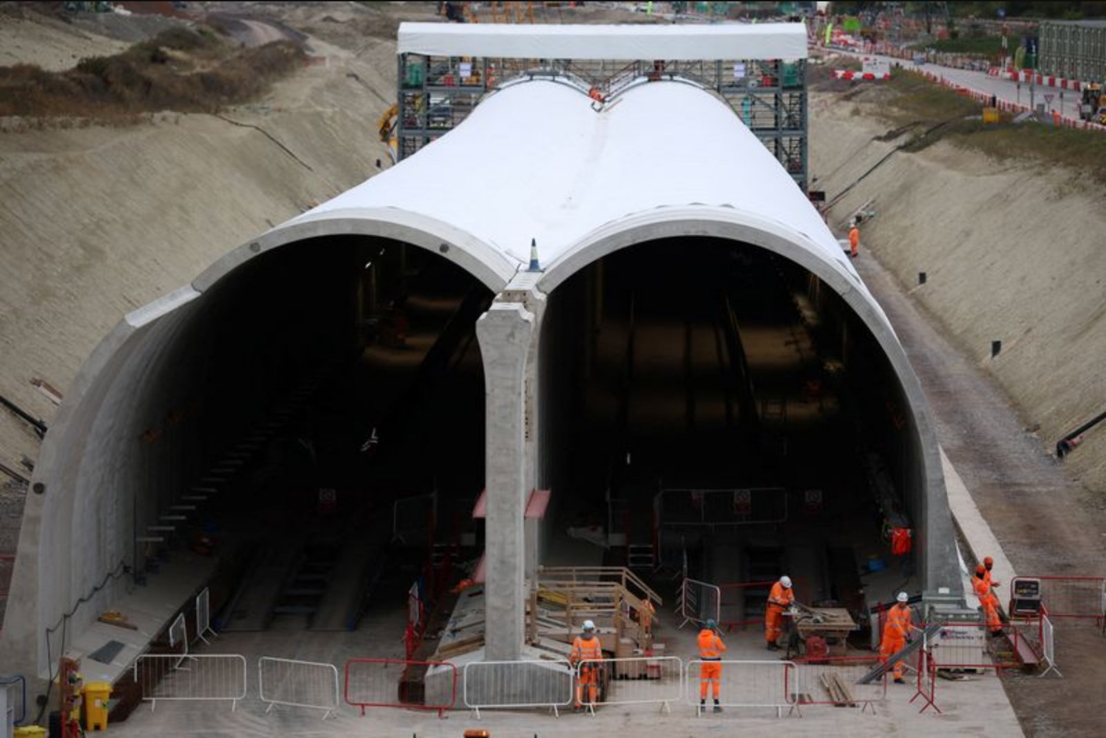 UK Services Firms Face Sharp Cost Rise and Cooling Demand as Middle East Conflict Weighs