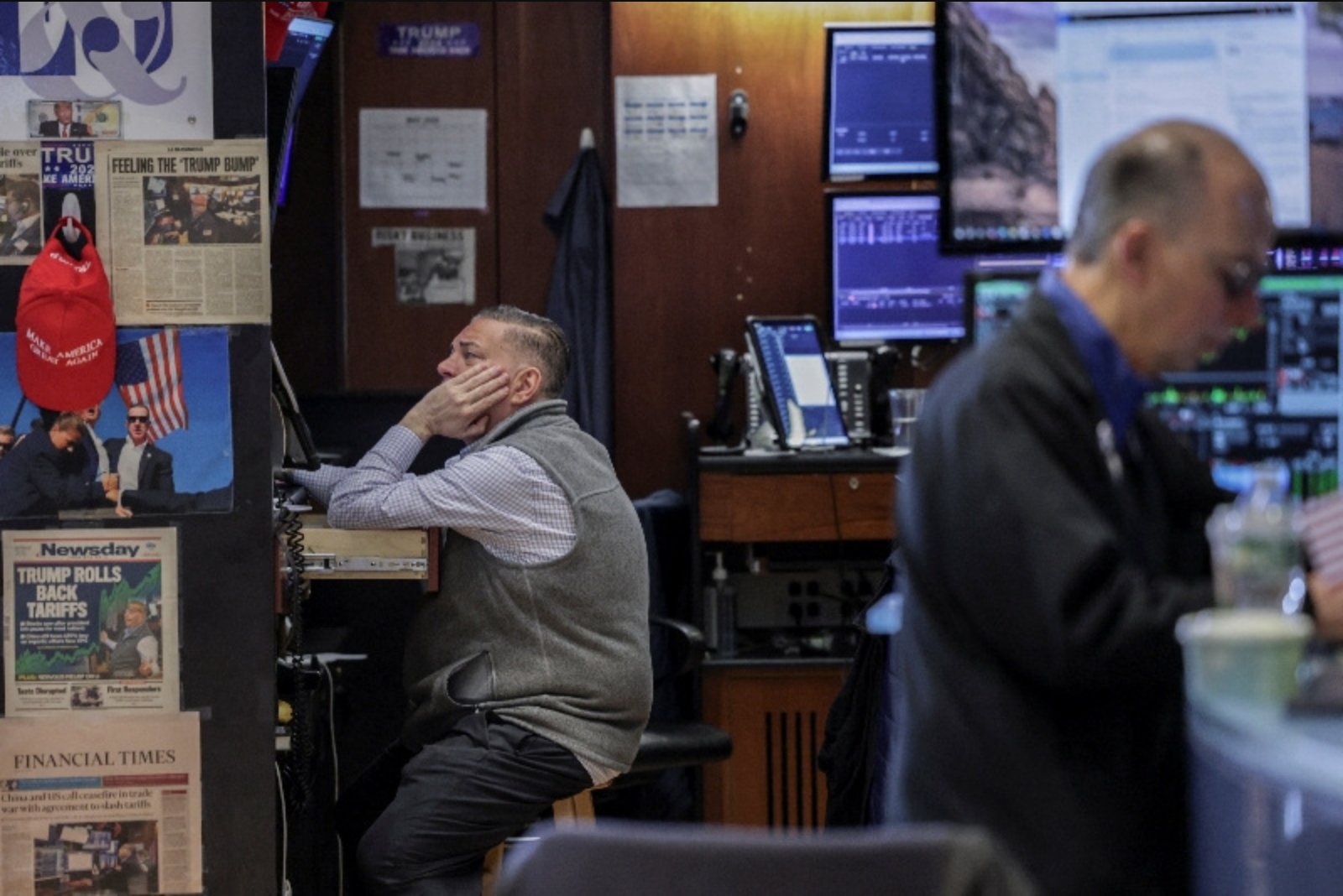US Futures Slip as Chip Stocks Retreat and Inflation Fears Linger