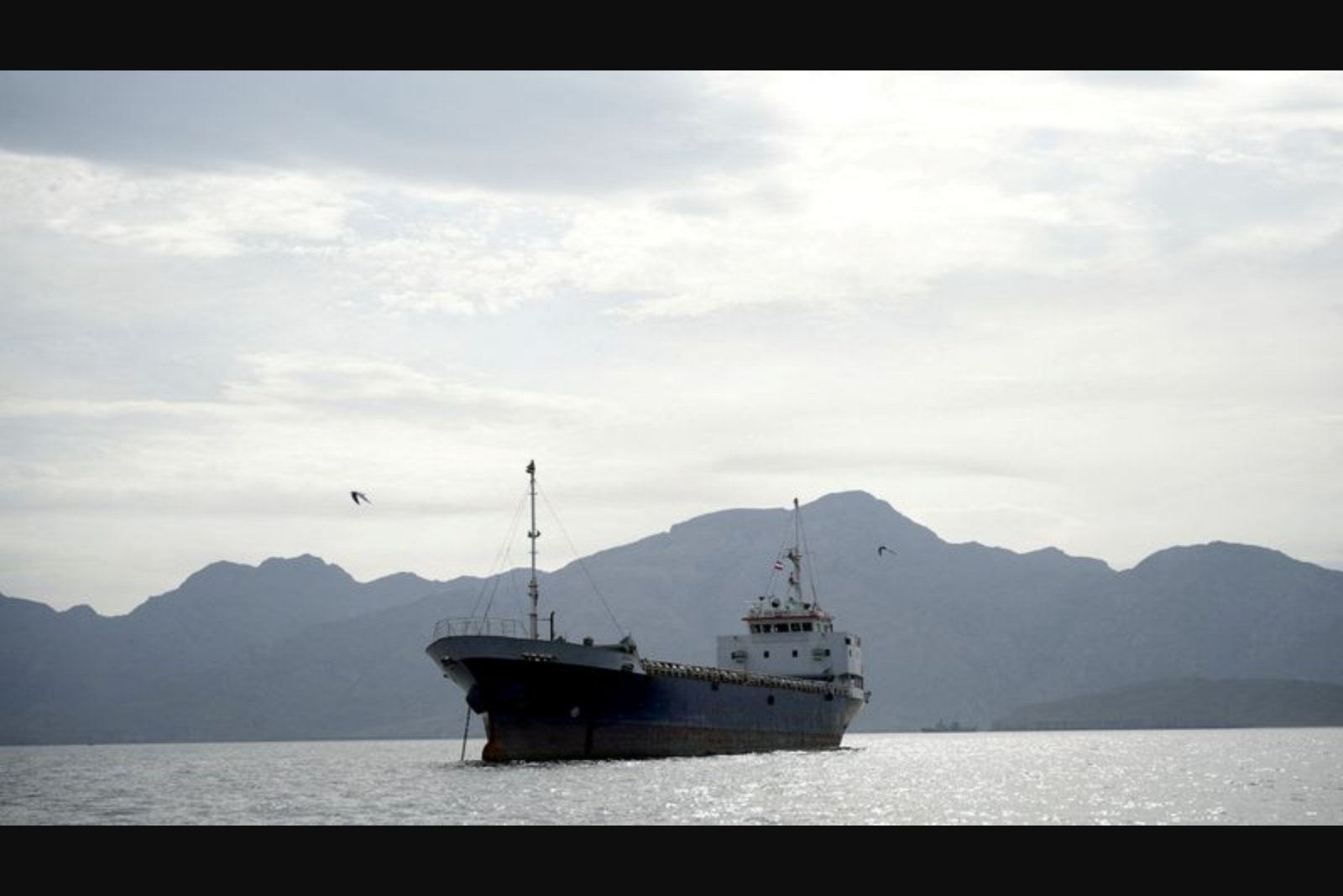 Iran Signals Potential Safe Passage Through Omani Side of Strait of Hormuz in U.S. Talks, Source Says