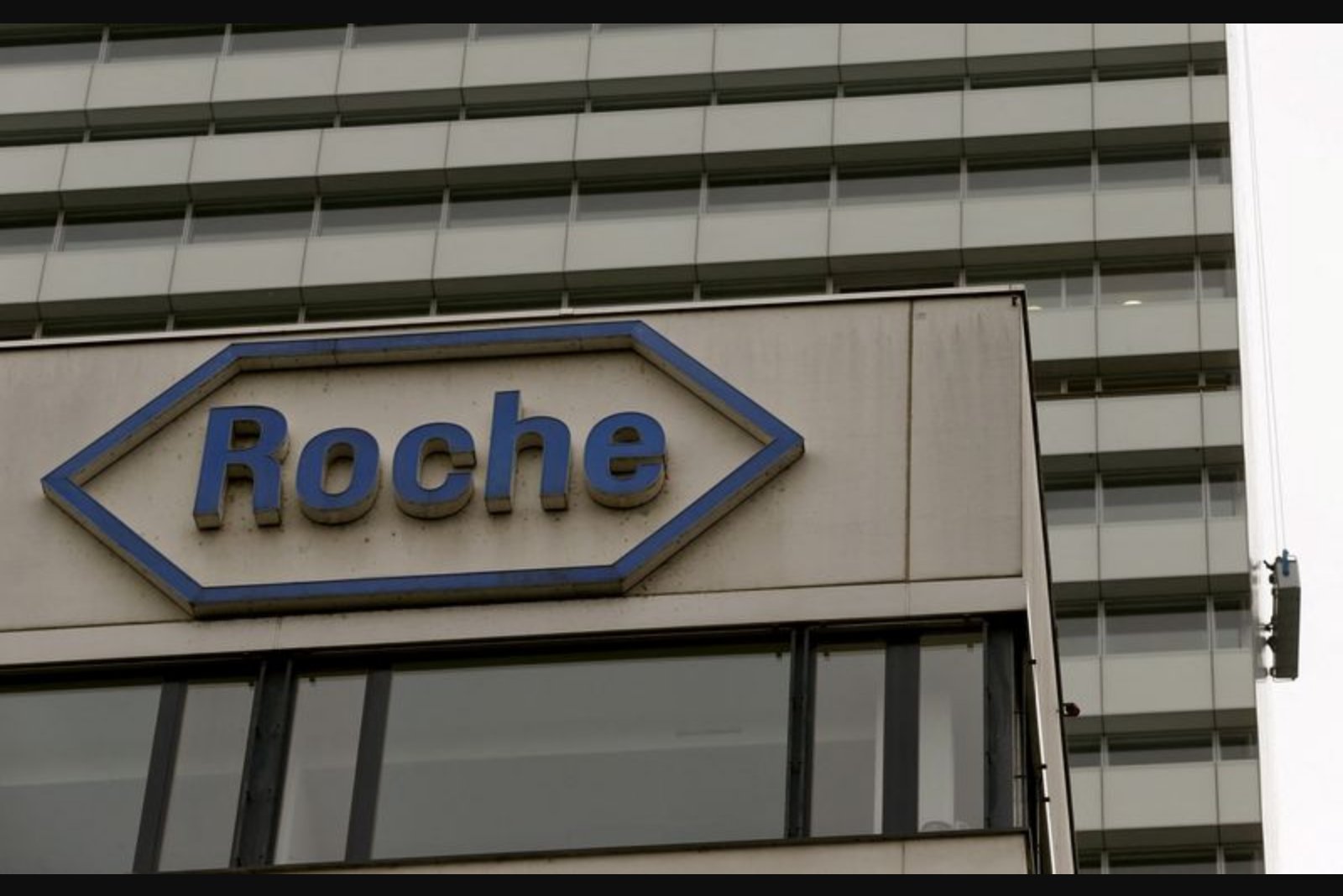 Roche Q1 Sales Fall 5% as Currency Headwinds Offset Drug Gains