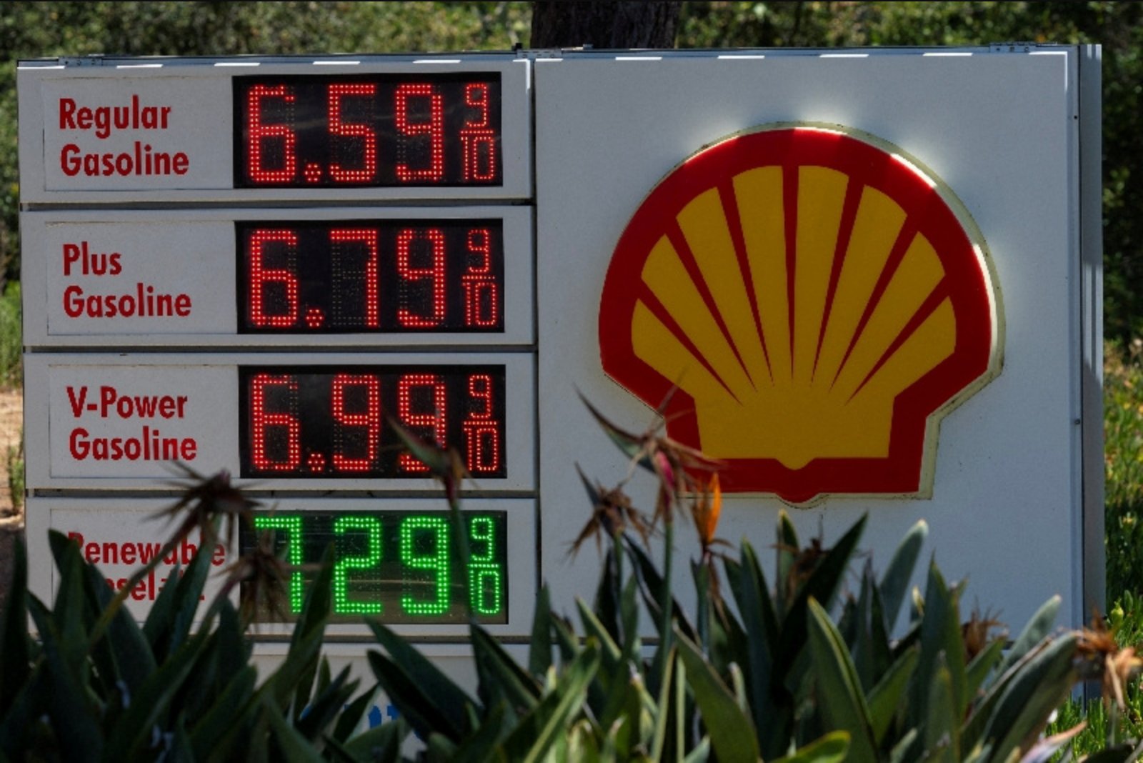 Soaring Pump Prices Force Americans to Improvise: From Modified Toy Cars to Bus Commuting