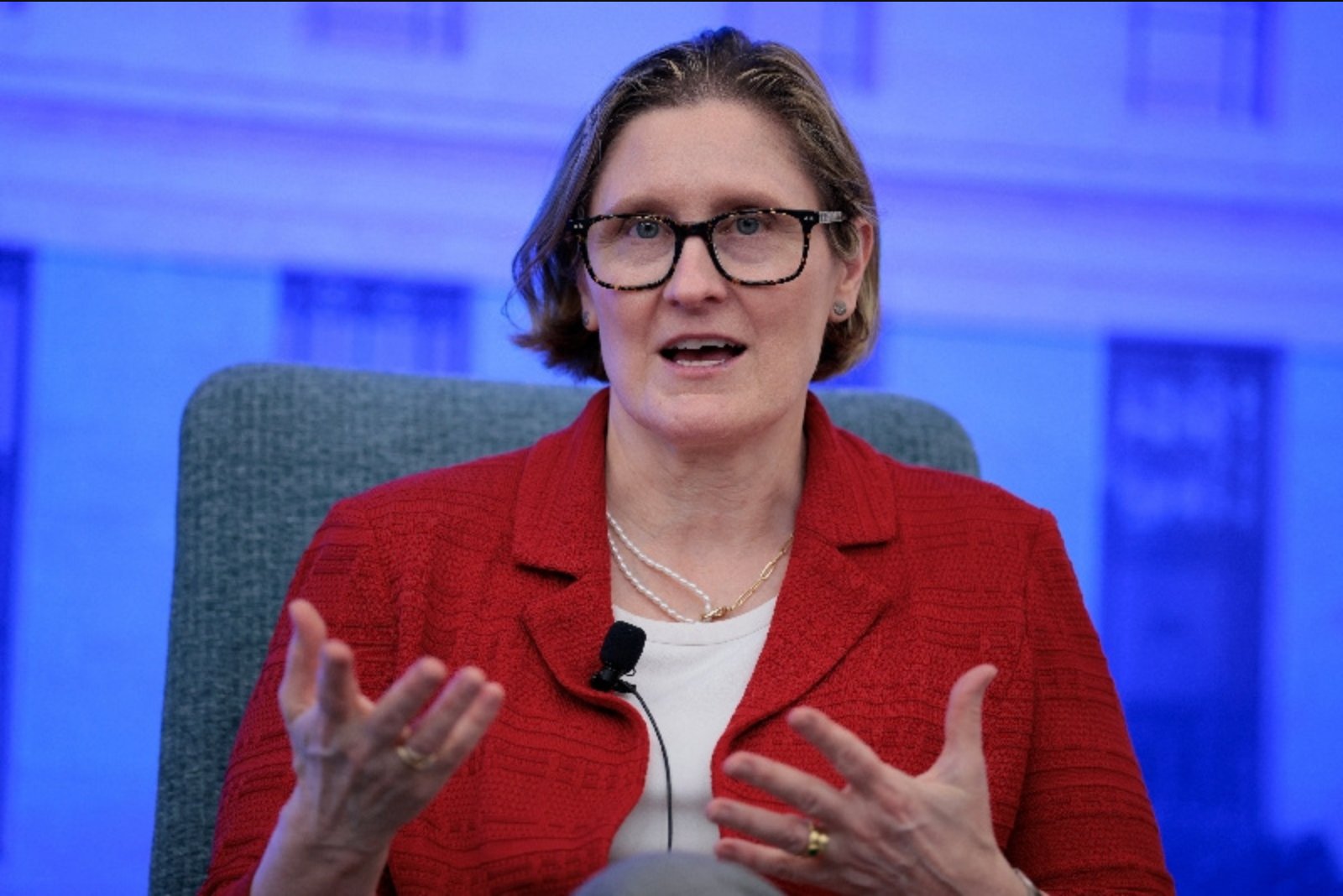 Philadelphia Fed President Views Current Interest Rate Stance as Appropriate Amid Market Shifts