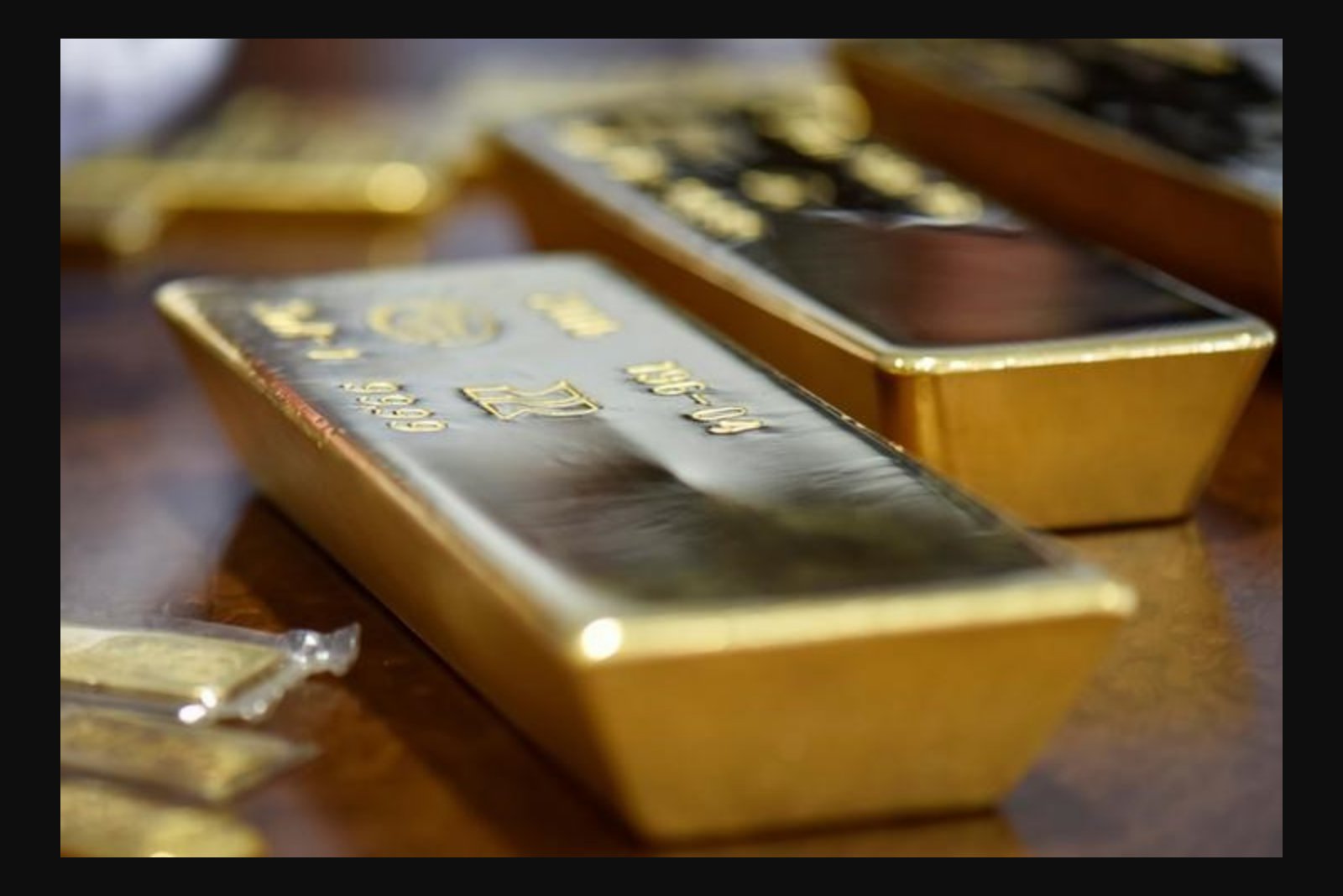 Gold Holds Near One-Month Low as Iran Tension and Fed Watch Temper Demand