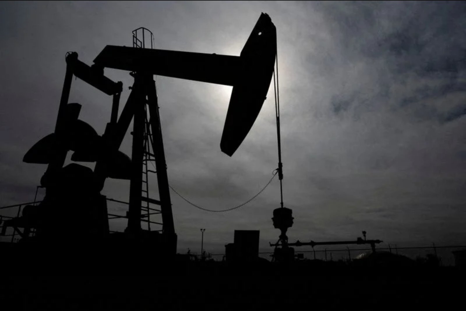 Oil slips as tankers begin transiting Strait of Hormuz after U.S.-Iran deal