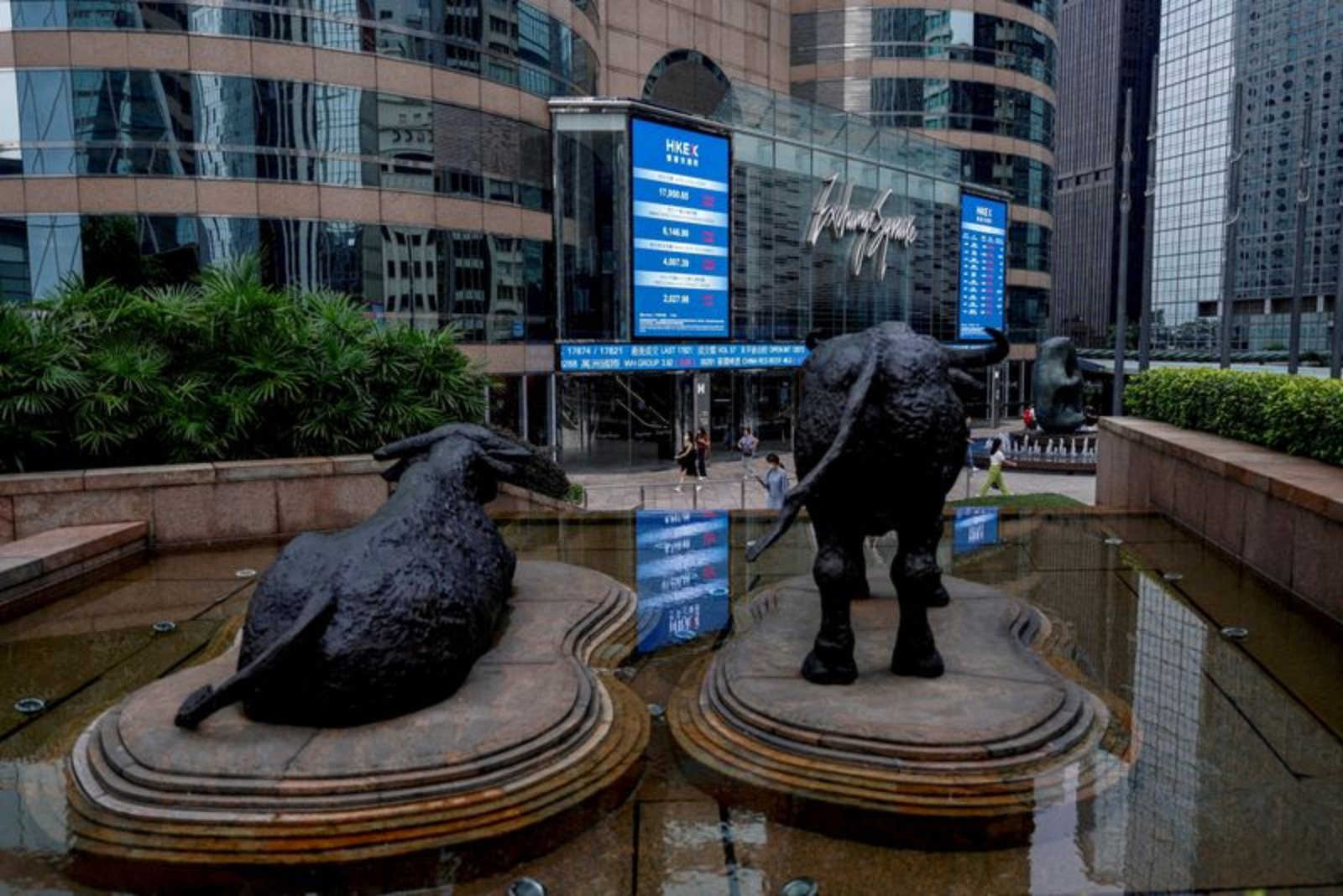 Hong Kong IPO Surge Exposes Chinese Banks’ Staffing Strain and Regulatory Limits