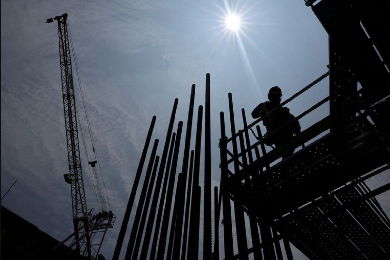 Major Japanese Firms Poised to Deliver Large Pay Rises as Wage Talks Conclude; Middle East Tensions Cloud Outlook