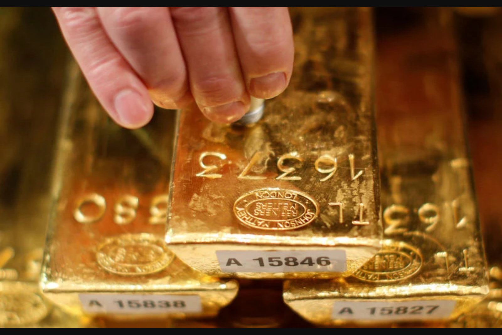Gold Holds Near Flatline as Markets Await Fed; Oil Rally Reopens Inflation Debate