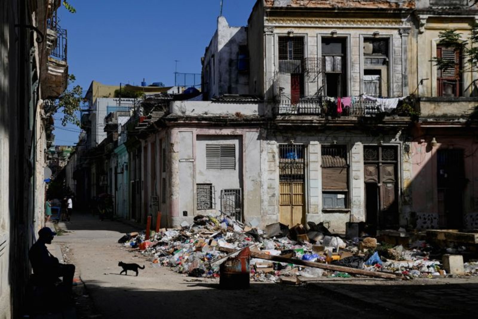 Havana’s Streets Choked by Trash as Fuel Shortages Halt Collection