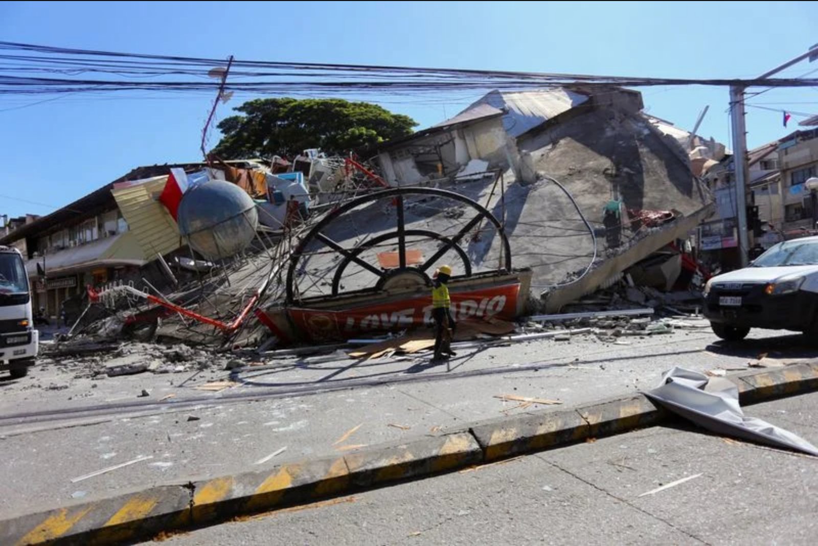 Rescue Teams Scramble to Reach Victims After Devastating Quake Rocks Southern Philippines