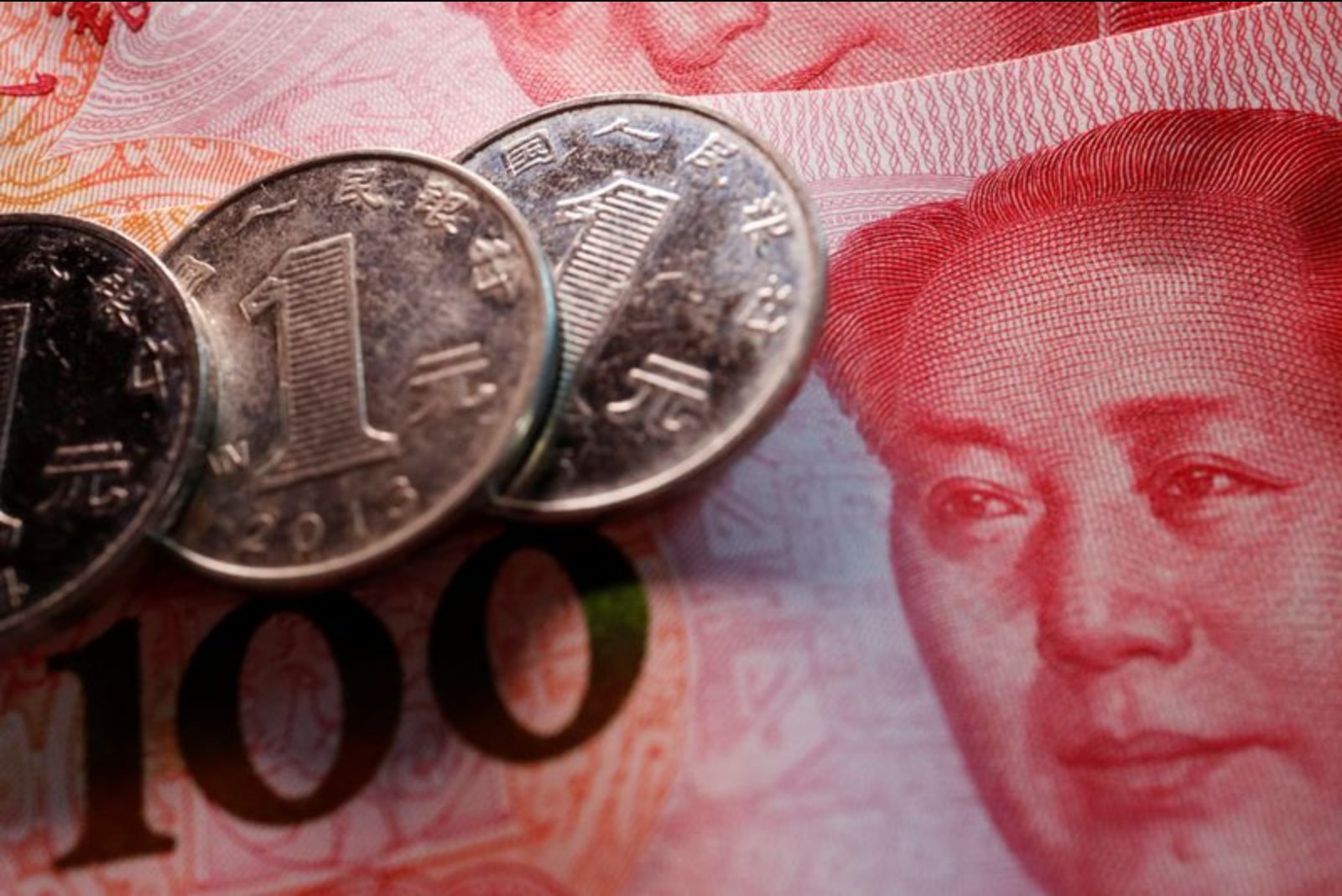Yuan Strengthens to 32-Month Peak as PBOC Raises Midpoint with Caution