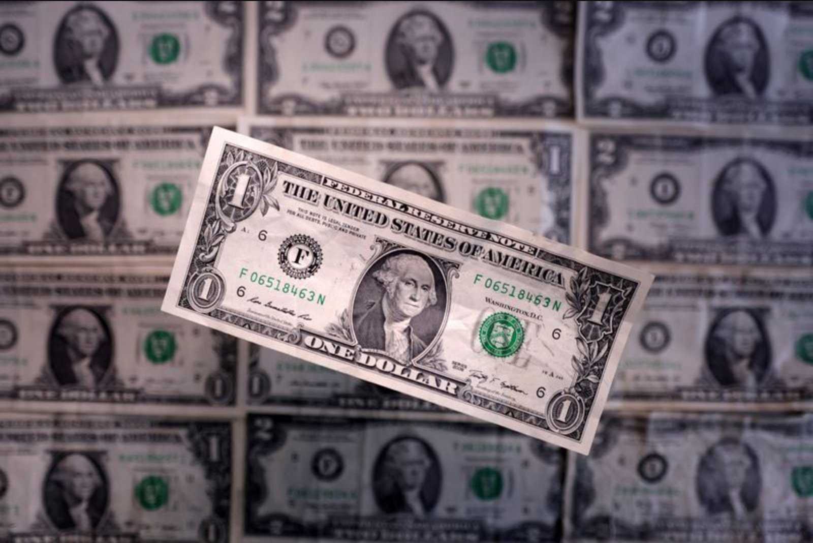 Dollar Nears 2026 Peak as Oil Spike Fuels Expectations of Tighter Policy