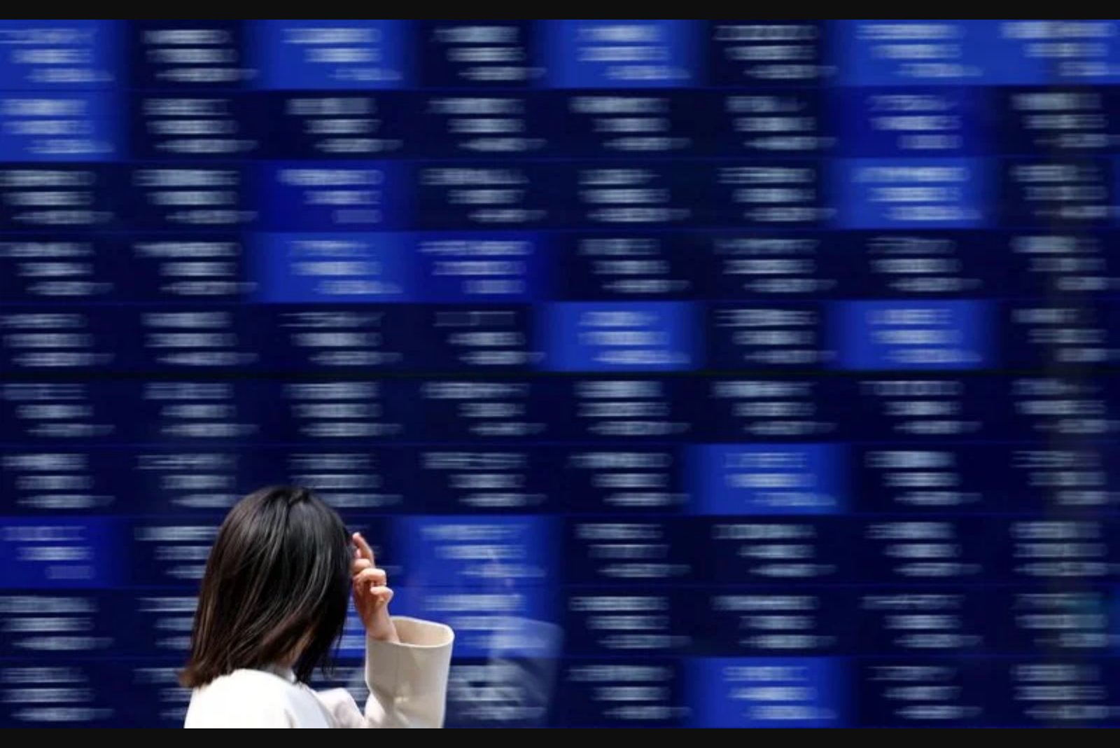 Markets Slip Even After Samsung’s Staggering Profit Forecast; Yen Stays Near Multi-Decade Lows
