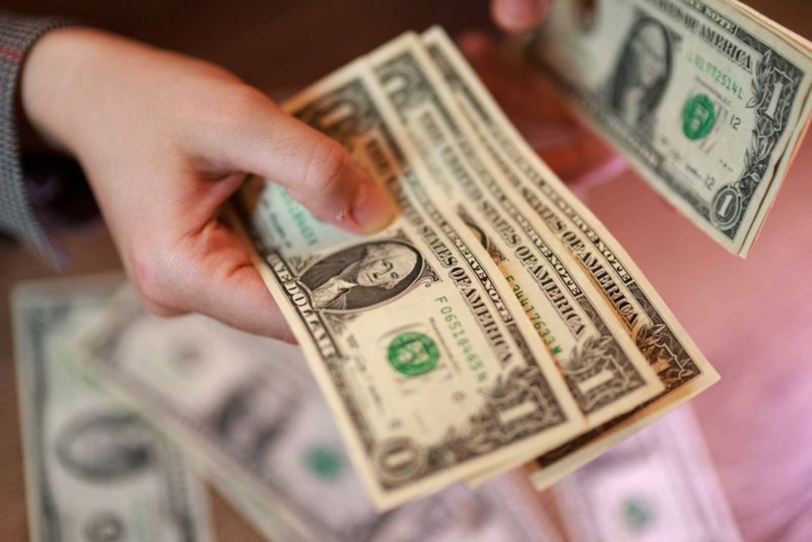 Dollar Pulls Back as U.S. Signals Progress Toward Iran Deal; Yen Continues to Slide