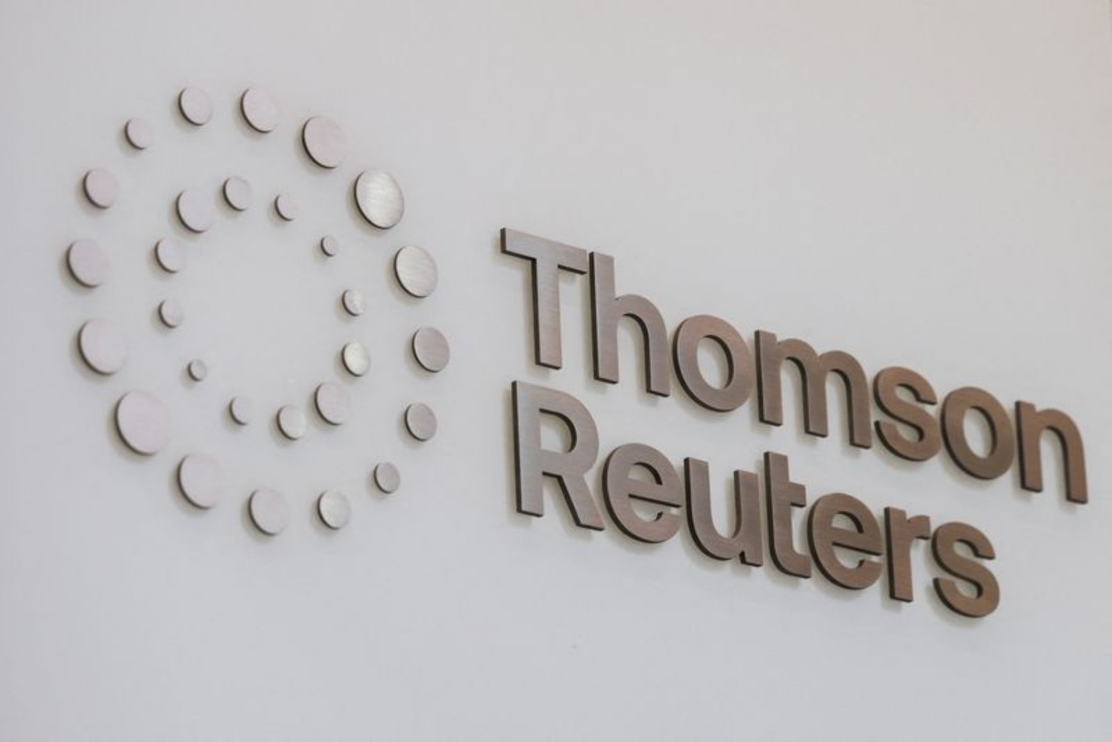 Thomson Reuters Posts Modest Q4 Revenue Gain, Flags AI Competition as Market Focus