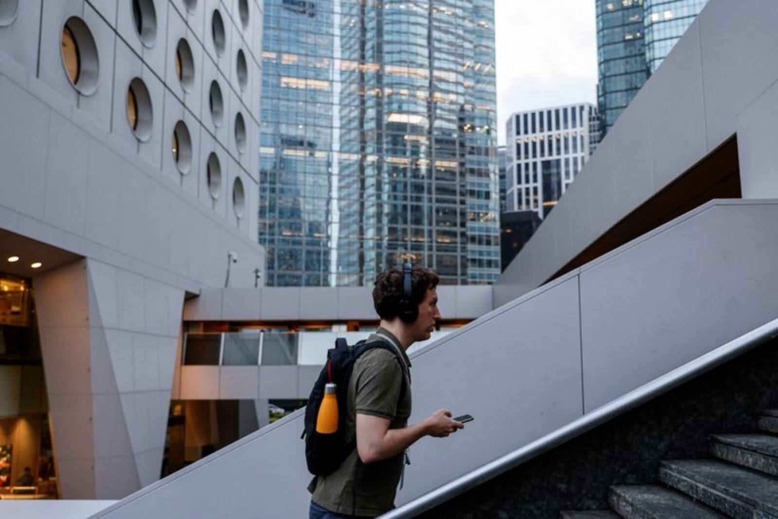 Hong Kong Regulator Conducts Raids on Local Units of Two Chinese Brokerages