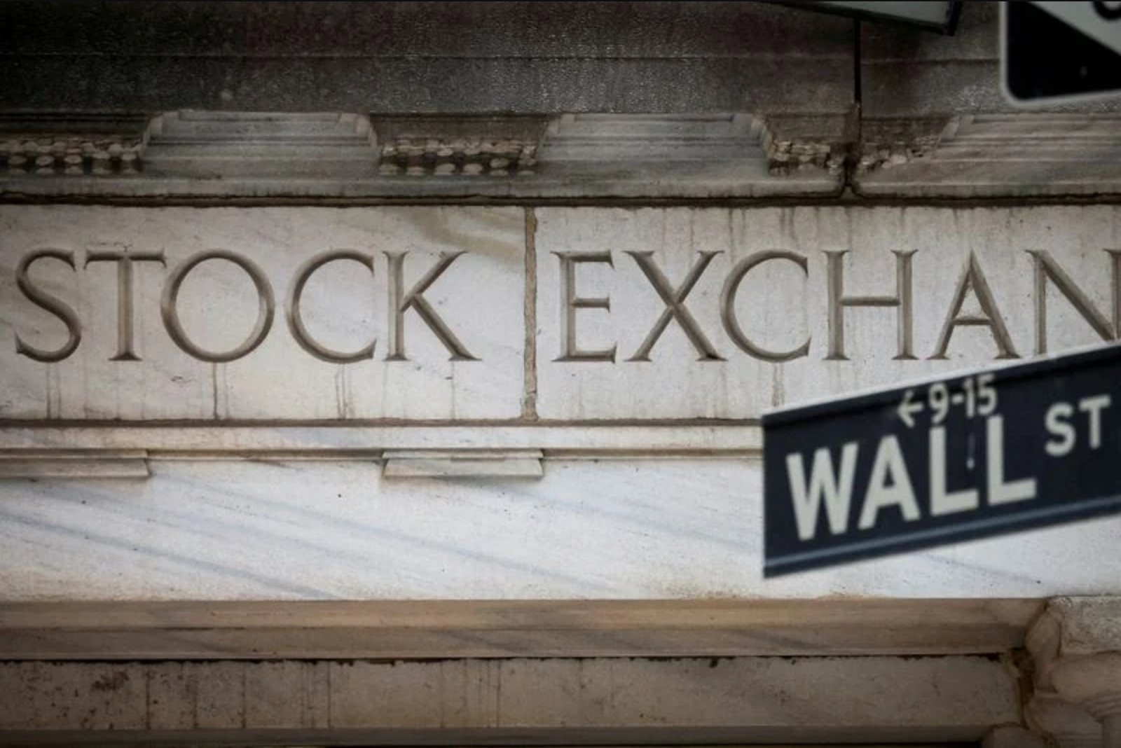 Fund Managers Lend Support to Rule Allowing Alternatives in 401(k)s; Critics Warn of Costs and Liquidity Risks