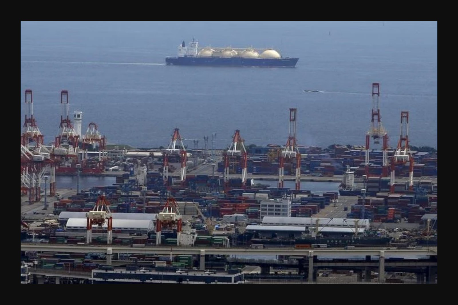 European Gas Retreats as Strait of Hormuz Tanker Traffic Eases