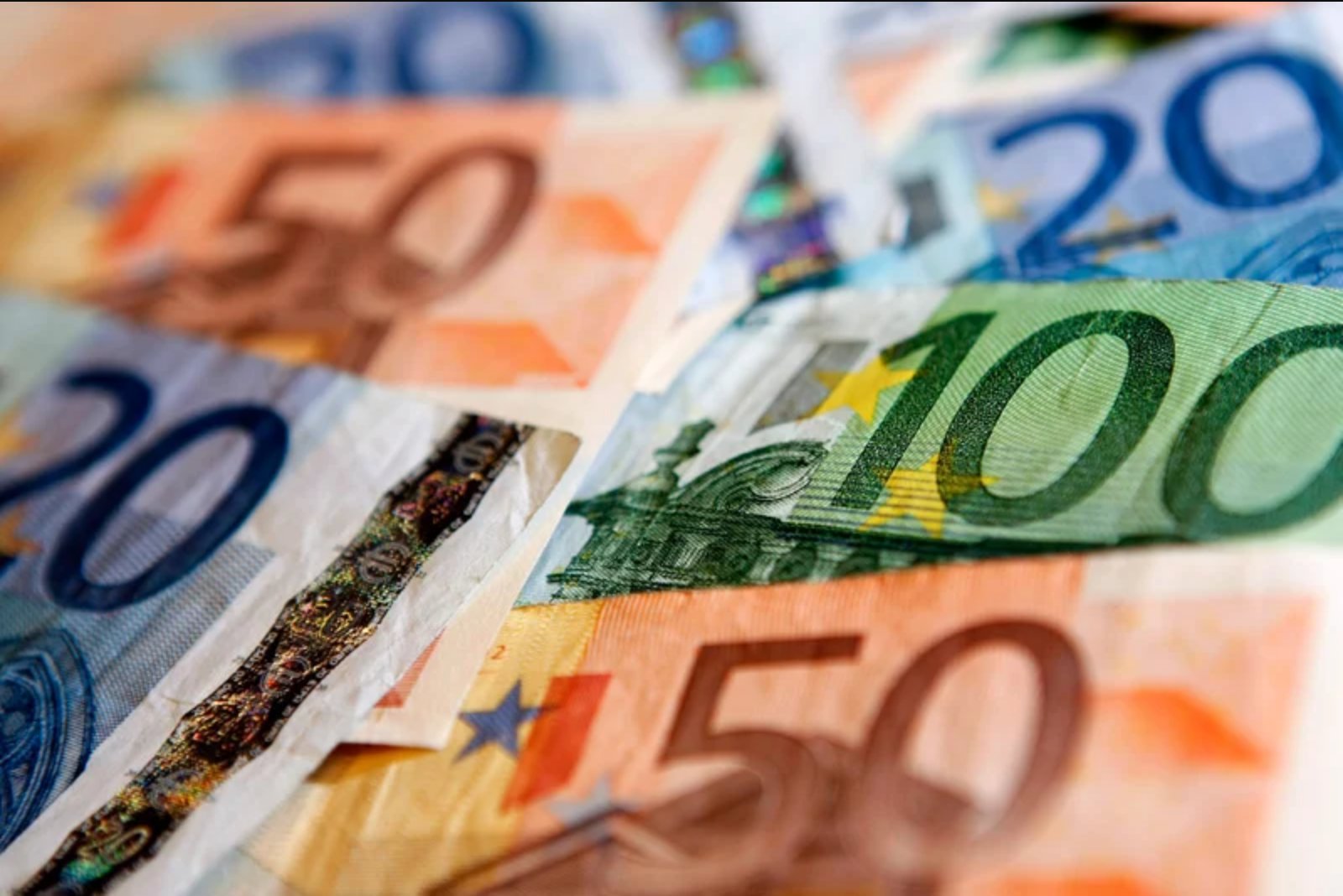 Euro-area yields dip as tentative U.S.-Iran truce eases inflation fears; UK gilts climb off two-month lows