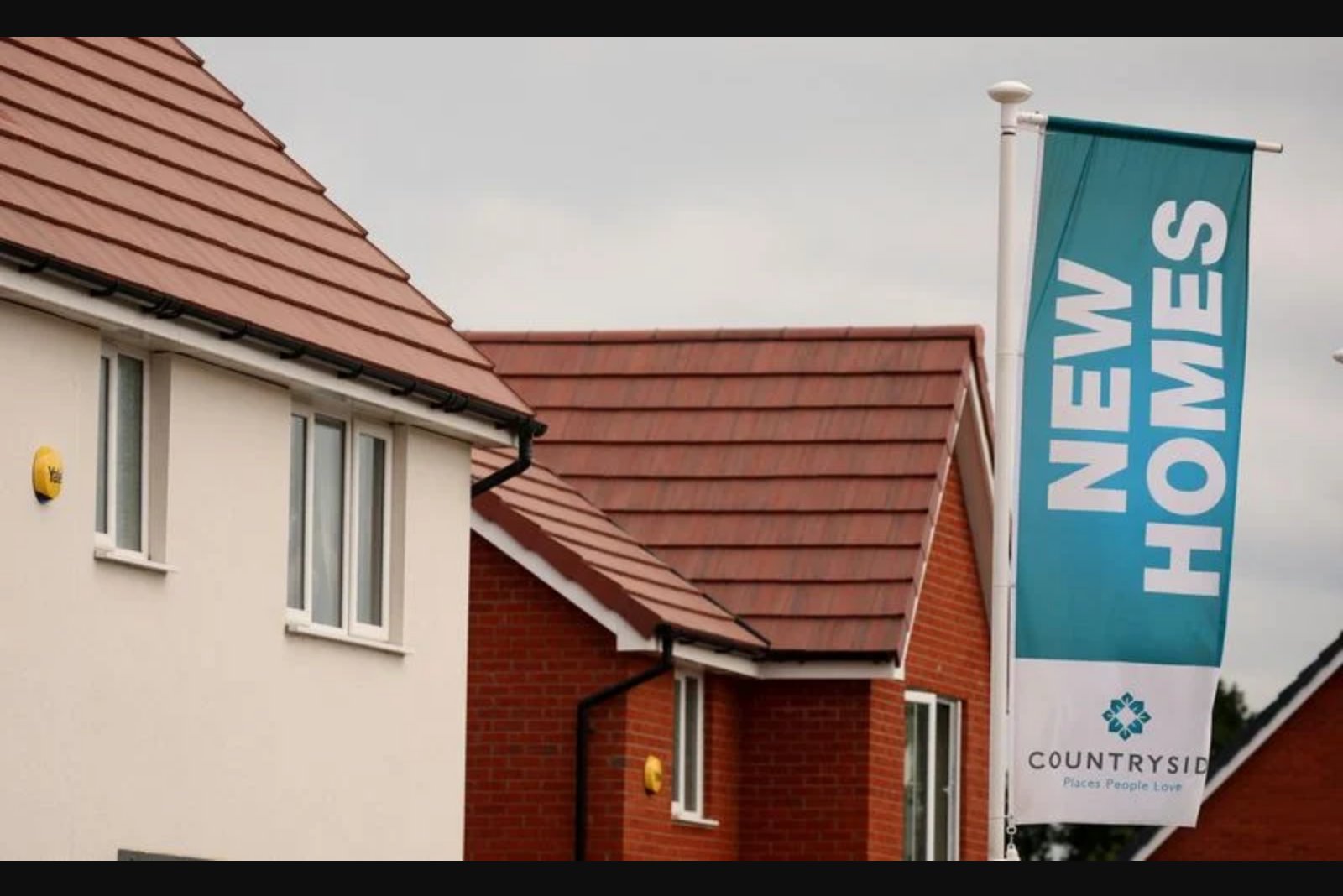 UK Home Prices Slip in May as Middle East Tensions and Cost Pressures Curb Demand