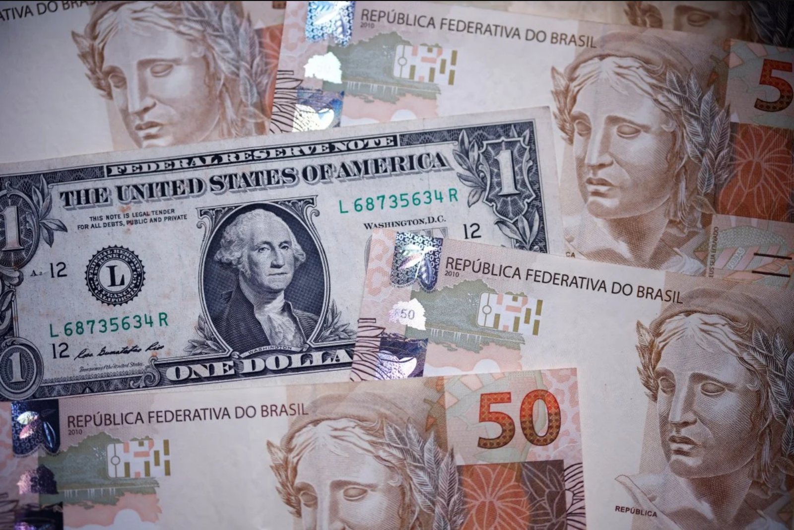 Dollar Holds Two-Month Peak as U.S. Yields Climb and Fed Hike Odds Rise